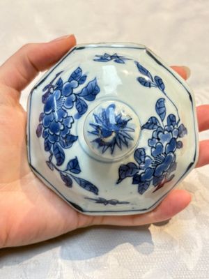 A Chinese blue and white 'Li Shimin 李世民 and Qin Qiong 秦瓊' vase and cover, Transitional period — photo 16