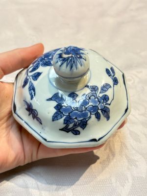 A Chinese blue and white 'Li Shimin 李世民 and Qin Qiong 秦瓊' vase and cover, Transitional period — photo 17