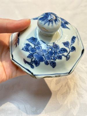 A Chinese blue and white 'Li Shimin 李世民 and Qin Qiong 秦瓊' vase and cover, Transitional period — photo 18