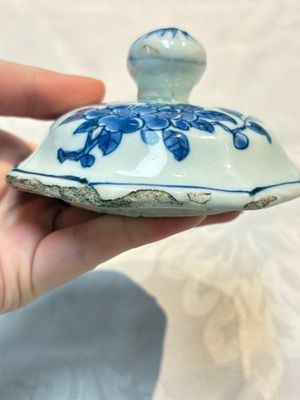 A Chinese blue and white 'Li Shimin 李世民 and Qin Qiong 秦瓊' vase and cover, Transitional period — photo 19