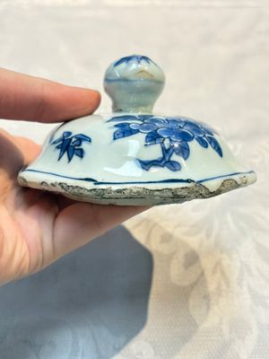 A Chinese blue and white 'Li Shimin 李世民 and Qin Qiong 秦瓊' vase and cover, Transitional period — photo 20