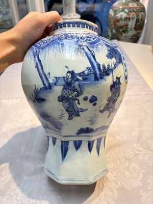 A Chinese blue and white 'Li Shimin 李世民 and Qin Qiong 秦瓊' vase and cover, Transitional period — photo 2