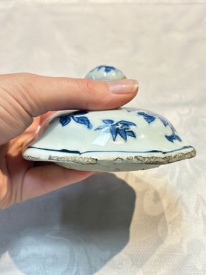 A Chinese blue and white 'Li Shimin 李世民 and Qin Qiong 秦瓊' vase and cover, Transitional period — photo 21