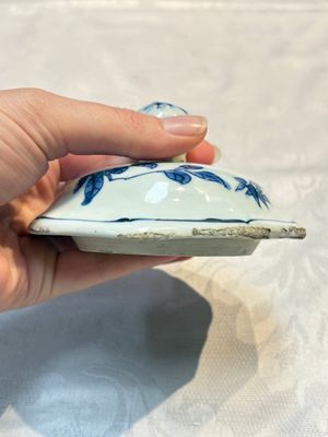 A Chinese blue and white 'Li Shimin 李世民 and Qin Qiong 秦瓊' vase and cover, Transitional period — photo 22