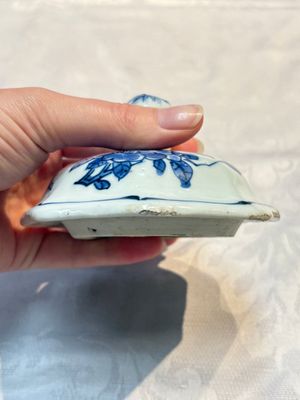 A Chinese blue and white 'Li Shimin 李世民 and Qin Qiong 秦瓊' vase and cover, Transitional period — photo 23