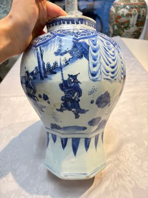 A Chinese blue and white 'Li Shimin 李世民 and Qin Qiong 秦瓊' vase and cover, Transitional period — photo 3