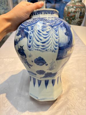 A Chinese blue and white 'Li Shimin 李世民 and Qin Qiong 秦瓊' vase and cover, Transitional period — photo 4