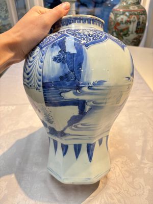 A Chinese blue and white 'Li Shimin 李世民 and Qin Qiong 秦瓊' vase and cover, Transitional period — photo 5