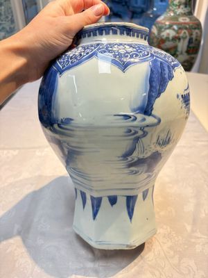 A Chinese blue and white 'Li Shimin 李世民 and Qin Qiong 秦瓊' vase and cover, Transitional period — photo 6