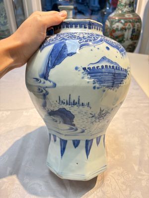 A Chinese blue and white 'Li Shimin 李世民 and Qin Qiong 秦瓊' vase and cover, Transitional period — photo 7