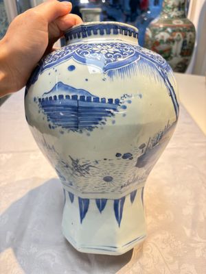 A Chinese blue and white 'Li Shimin 李世民 and Qin Qiong 秦瓊' vase and cover, Transitional period — photo 8