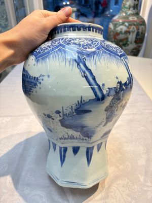 A Chinese blue and white 'Li Shimin 李世民 and Qin Qiong 秦瓊' vase and cover, Transitional period — photo 9
