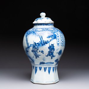 A Chinese blue and white 'Li Shimin 李世民 and Qin Qiong 秦瓊' vase and cover, Transitional period — photo 1