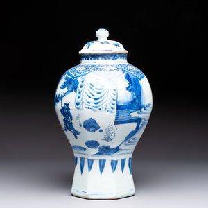 A Chinese blue and white 'Li Shimin 李世民 and Qin Qiong 秦瓊' vase and cover, Transitional period — photo 2