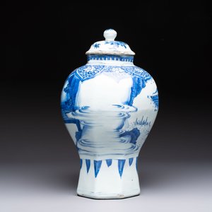 A Chinese blue and white 'Li Shimin 李世民 and Qin Qiong 秦瓊' vase and cover, Transitional period — photo 3
