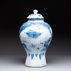 A Chinese blue and white 'Li Shimin 李世民 and Qin Qiong 秦瓊' vase and cover, Transitional period — photo 4