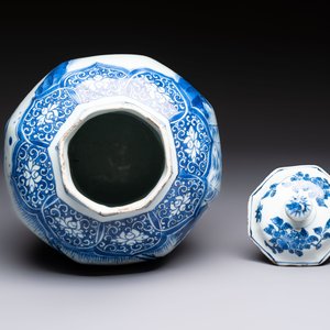 A Chinese blue and white 'Li Shimin 李世民 and Qin Qiong 秦瓊' vase and cover, Transitional period — photo 6