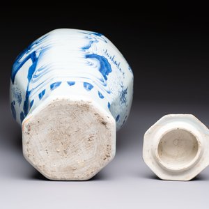 A Chinese blue and white 'Li Shimin 李世民 and Qin Qiong 秦瓊' vase and cover, Transitional period — photo 7