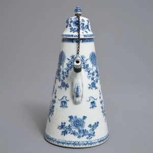 A Chinese blue and white 'lighthouse' type coffee pot and cover, Qianlong — photo 2