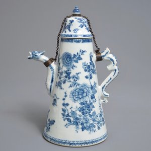 A Chinese blue and white 'lighthouse' type coffee pot and cover, Qianlong — photo 3