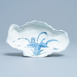 A Chinese blue and white lingzhi-shaped ko-sometsuke dish, Tianqi — 照片 1