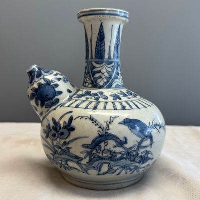 A Chinese blue and white 'Lizard and Birds' kendi  — photo 1