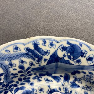 A Chinese blue and white lobed dish with fish, Kangxi — photo 3