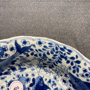 A Chinese blue and white lobed dish with fish, Kangxi — 照片 4