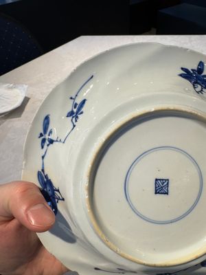 A Chinese blue and white lobed 'flower' plate and a 'phoenix and monkeys' plate, Kangxi — photo 11