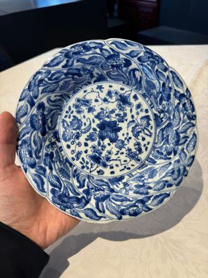 A Chinese blue and white lobed 'flower' plate and a 'phoenix and monkeys' plate, Kangxi — photo 2