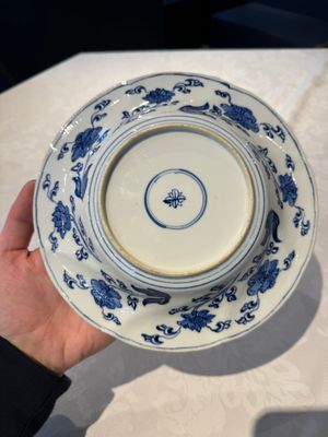 A Chinese blue and white lobed 'flower' plate and a 'phoenix and monkeys' plate, Kangxi — photo 21
