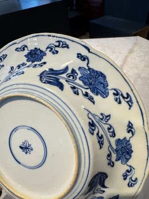 A Chinese blue and white lobed 'flower' plate and a 'phoenix and monkeys' plate, Kangxi — photo 23
