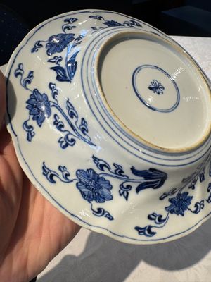 A Chinese blue and white lobed 'flower' plate and a 'phoenix and monkeys' plate, Kangxi — photo 25