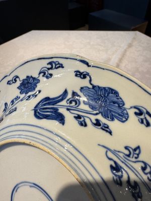 A Chinese blue and white lobed 'flower' plate and a 'phoenix and monkeys' plate, Kangxi — photo 27