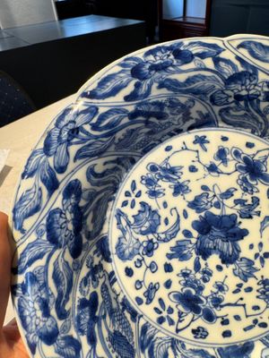 A Chinese blue and white lobed 'flower' plate and a 'phoenix and monkeys' plate, Kangxi — photo 4