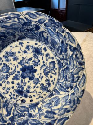 A Chinese blue and white lobed 'flower' plate and a 'phoenix and monkeys' plate, Kangxi — photo 5