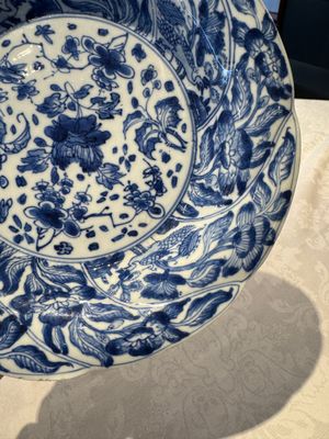 A Chinese blue and white lobed 'flower' plate and a 'phoenix and monkeys' plate, Kangxi — photo 6