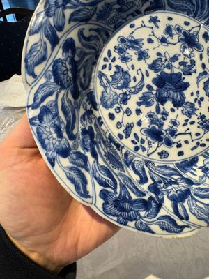 A Chinese blue and white lobed 'flower' plate and a 'phoenix and monkeys' plate, Kangxi — photo 7