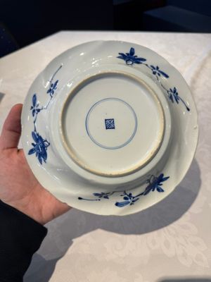 A Chinese blue and white lobed 'flower' plate and a 'phoenix and monkeys' plate, Kangxi — photo 9