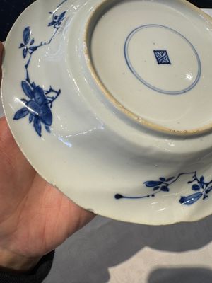 A Chinese blue and white lobed 'flower' plate and a 'phoenix and monkeys' plate, Kangxi — photo 10