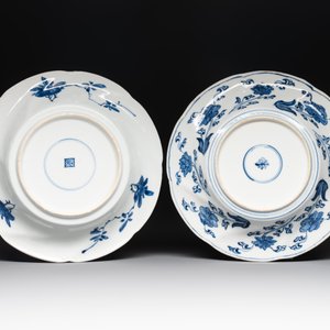 A Chinese blue and white lobed 'flower' plate and a 'phoenix and monkeys' plate, Kangxi — photo 2