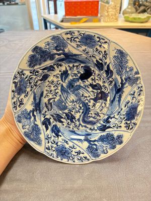 A Chinese blue and white lobed 'phoenix and monkey' plate, flower mark, Kangxi — 照片 1