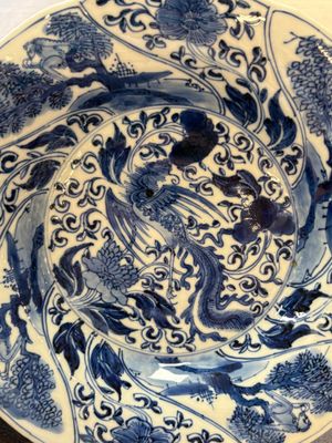 A Chinese blue and white lobed 'phoenix and monkey' plate, flower mark, Kangxi — 照片 2