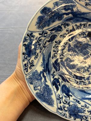 A Chinese blue and white lobed 'phoenix and monkey' plate, flower mark, Kangxi — 照片 3