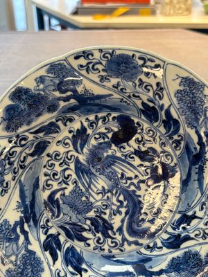 A Chinese blue and white lobed 'phoenix and monkey' plate, flower mark, Kangxi — 照片 4