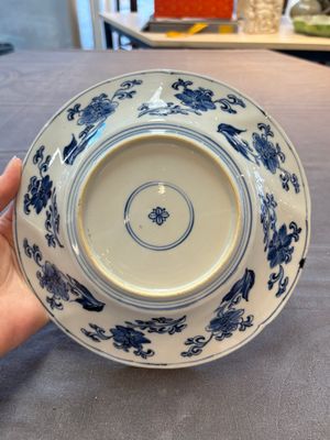 A Chinese blue and white lobed 'phoenix and monkey' plate, flower mark, Kangxi — 照片 7