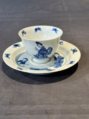 A Chinese blue and white 'Long Eliza and playing boy' cup and saucer, Qi Yu Mei Zhi 奇玉美製 and Bi Yu Tang Zhi 璧玉堂製, Kangxi — photo 1