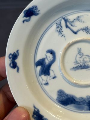 A Chinese blue and white 'Long Eliza and playing boy' cup and saucer, Qi Yu Mei Zhi 奇玉美製 and Bi Yu Tang Zhi 璧玉堂製, Kangxi — photo 11