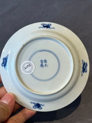 A Chinese blue and white 'Long Eliza and playing boy' cup and saucer, Qi Yu Mei Zhi 奇玉美製 and Bi Yu Tang Zhi 璧玉堂製, Kangxi — photo 12