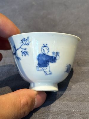 A Chinese blue and white 'Long Eliza and playing boy' cup and saucer, Qi Yu Mei Zhi 奇玉美製 and Bi Yu Tang Zhi 璧玉堂製, Kangxi — photo 4